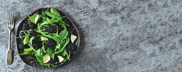 Gezonde Blackberry Arugula salade. Veganistisch dieet. Keto dieet. Zomer voedzame salade. - Foto, afbeelding