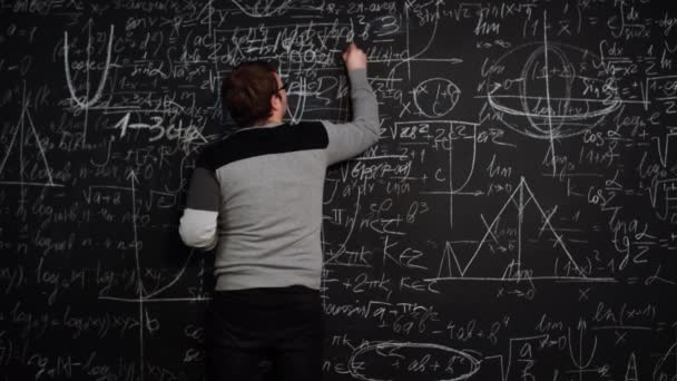 A diák megoldja az egyenletet a táblánál, hibázik, aztán kijavítja. - Felvétel, videó