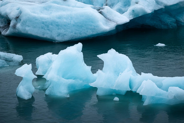 Jokulsarlon gleccser lagúna, Vatnajokull Nemzeti Park, Izland. Óceánöböl és jéghegyek. Nyári szezon. Természetes izlandi táj. Tükröződés a víz felszínén. Utazás és nyaralás - Fotó, kép