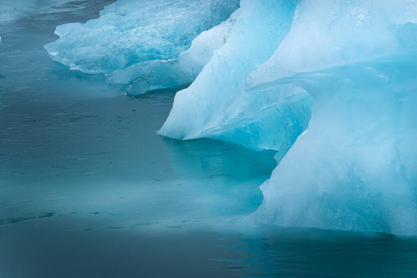 Jokulsarlon Buzul Gölü, Vatnajokull Ulusal Parkı, İzlanda. Okyanus körfezi ve buzdağları. Yaz sezonu. Doğal İzlanda manzarası. Su yüzeyinde yansıma. Seyahat ve tatil - Fotoğraf, Görsel