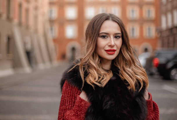 Ulkona kuva muodikas naismalli kävely ympäri kaupunkia talvilomalla. Muodikas tyttö kävelee Varsovan kadulla Vanhassa kaupungissa. - Valokuva, kuva