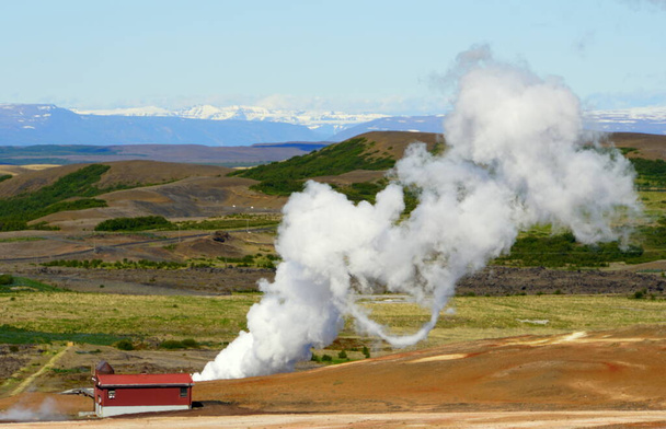 A kilátás a dohányzóhely Namafjall Hverir geotermikus terület Izland - Fotó, kép