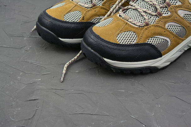 botas de caminhada no fundo preto - Foto, Imagem