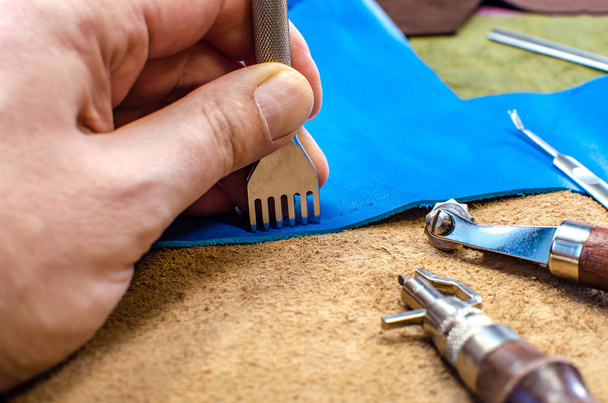 Proceso de fabricación de artículos de cuero. Herramientas para coser bolsas, billeteras, embragues. Piezas de cuero de colores. Primer plano - Foto, Imagen