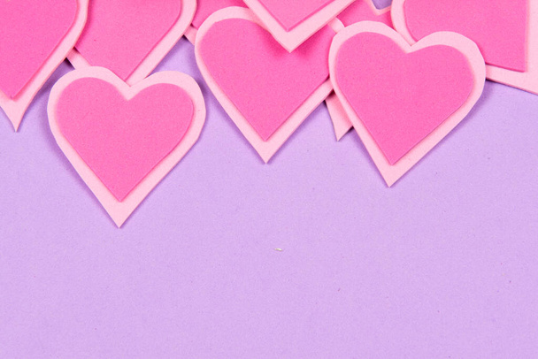 różowe serca pokryte na liliowym tle, aby przypomnieć Walentynki z miejsca na ksero - Zdjęcie, obraz