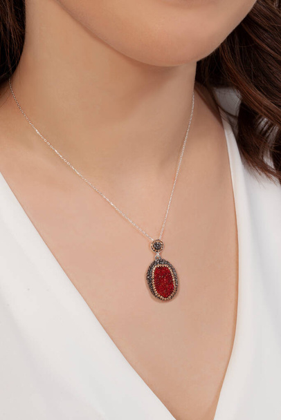 Natursteinschmuck auf einem gepflegten Mädchen mit rotem Lippenstift. Ohrringe, Halskette, Ring Schmuck Set. - Foto, Bild