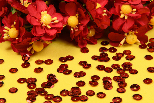 rote Blumen auf gelbem Hintergrund mit Kopierraum - Foto, Bild