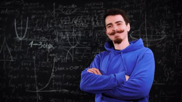 Matematiksel formüllerle arka planda duran sakallı genç bir öğrencinin portresi. - Video, Çekim