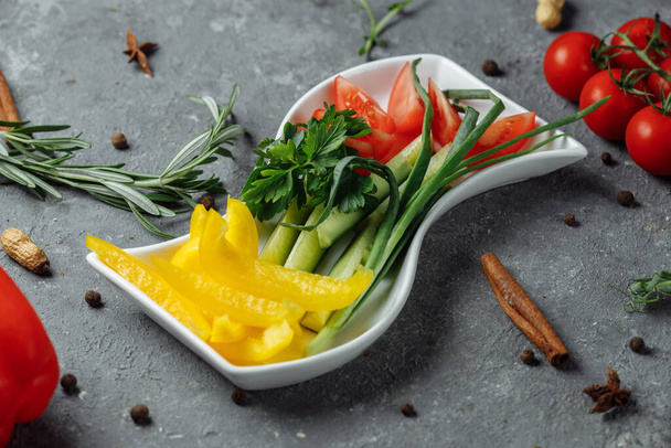 assiette de légumes avec poivrons, concombres et tomates. - Photo, image