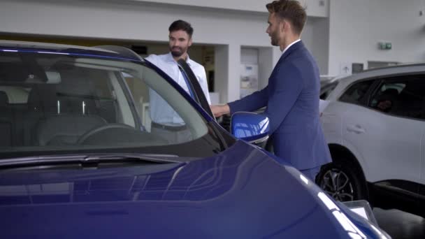 Uomo felice acquirente ottenere in auto presso concessionaria auto - Filmati, video