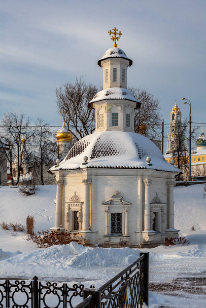 Pyatnitsky well - a holy spring with a chapel near the walls of the Trinity-Sergievskaya Lavra (Sergiev Posad, Russia) - Фото, изображение