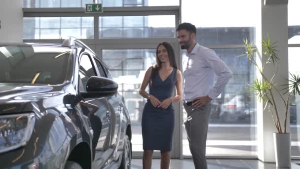 Pár zájemců o koupi nového auta v prodejně - Záběry, video