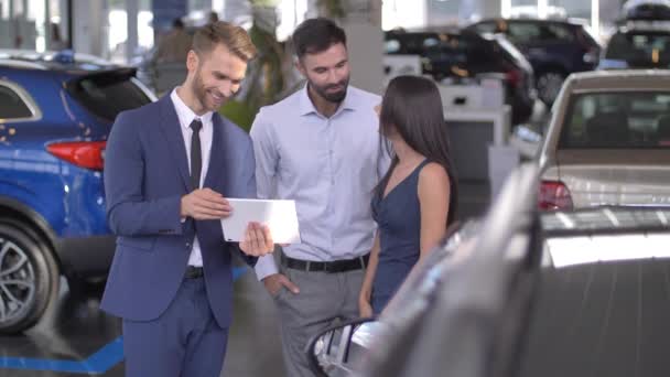 Ζευγάρι ενδιαφέρονται να αγοράσουν αυτοκίνητο στο showroom - Πλάνα, βίντεο