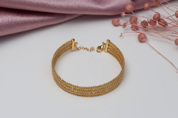 Vrouwelijke sieraden concept. Exquise juwelen. Luxe gouden en zilveren sieraden. Social media product imago. - Foto, afbeelding