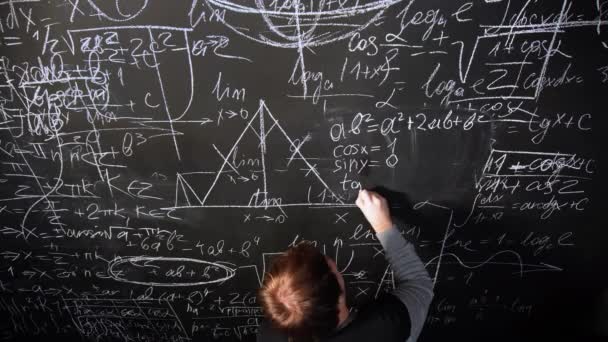 Images de vue du dessus de professeur écrivant des formules d'algèbre sur tableau noir - Séquence, vidéo