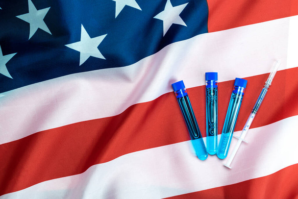 Virus flu usa. Medical syringe with needle for protection flu virus and coronavirus. Covid vaccine on american flag background. Disease care hospital prevention - Foto, afbeelding