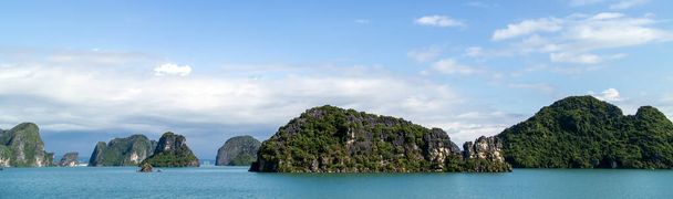 montagne calcaire îles paysage à Ha Long Bay, Vietnam - Photo, image