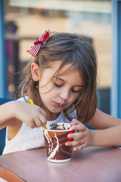 portait little girl at ice cream cafe - Foto, Imagem