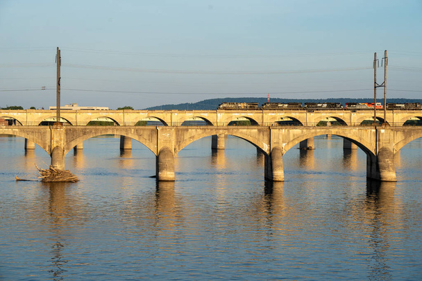 Susquehanna Nehri üzerindeki köprüden geçen tren.. - Fotoğraf, Görsel