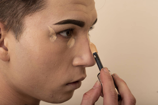 close-up de jovem colocando maquiagem com esponja - Foto, Imagem