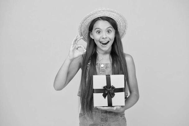 This sale is too hot. Happy kid with gift box show OK sign. Holiday sale. Birthday anniversary. Fantastic discount. Gift shop. Sale and delivery. Super savings. Summer is on sale - Fotografie, Obrázek