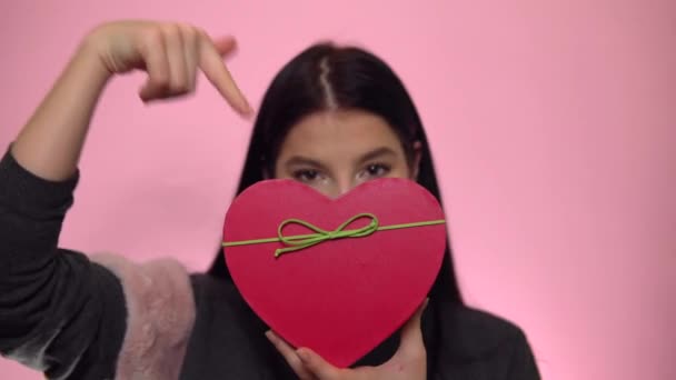 Žena se srdcem dárek box, St. Valentines den, svátek oslavy - Záběry, video