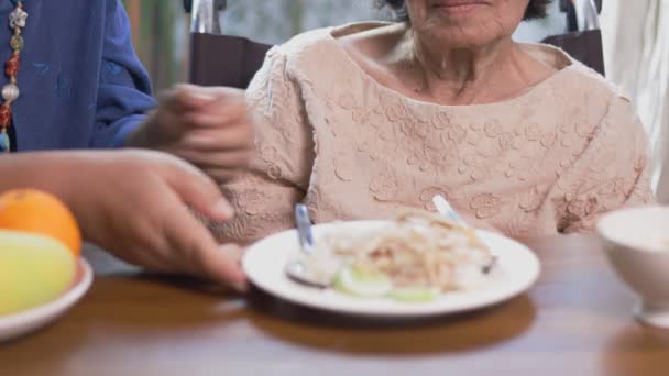 Ασιάτισσα ηλικιωμένη γυναίκα βαριέται το φαγητό. - Πλάνα, βίντεο