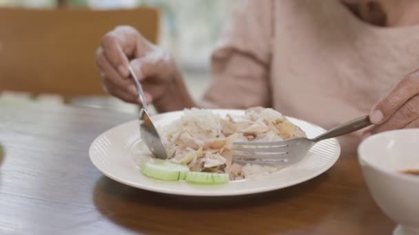 Azji starszy kobieta znudzony z jedzenie. - Materiał filmowy, wideo