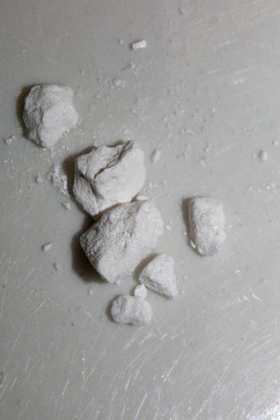 Pedras de cocaína droga em fundo branco close up moderno impressão de alta qualidade - Foto, Imagem