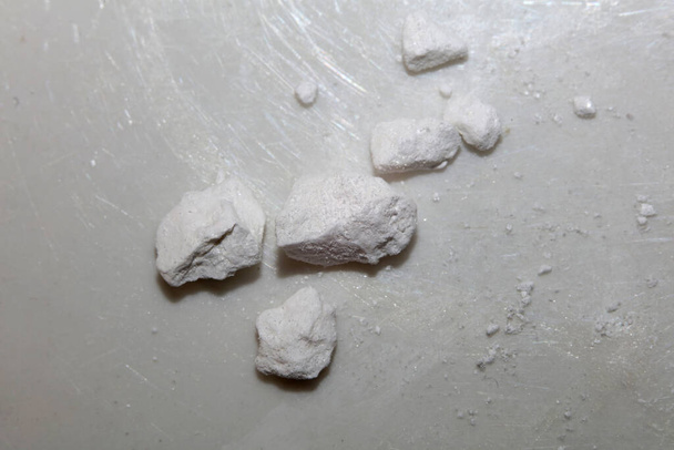 Камни кокаина на белом фоне зашивают современный высококачественный принт - Фото, изображение