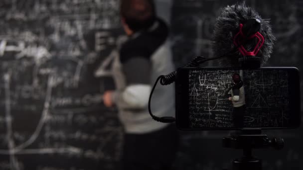 Крупный план онлайн урока математики, записанного на камеру смартфона на штативе - Кадры, видео