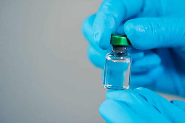 hand of doctor holding vaccine bottle for injection medicine - Zdjęcie, obraz