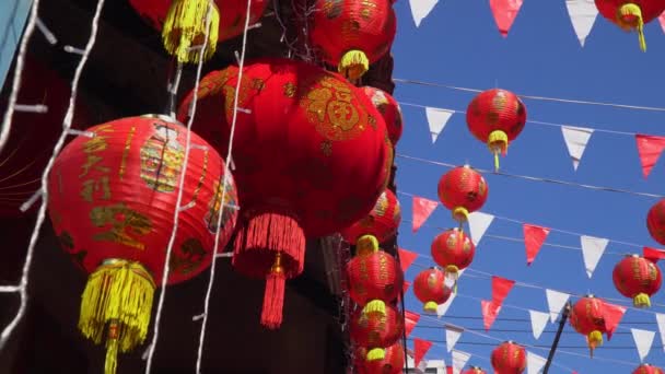 中国の町エリアで中国の旧正月の提灯。祝福のテキストは富と健康を意味します. - 映像、動画