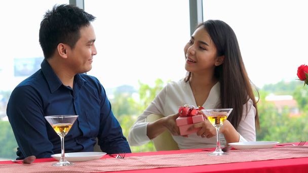 Romantikerpaar beschenkt Liebhaber im Restaurant - Foto, Bild