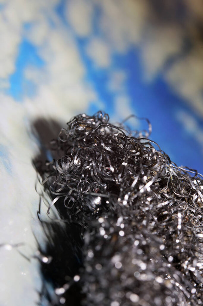 Stalen gekrulde schotel wassen metalen draad close-up macro moderne achtergrond hoge kwaliteit prints - Foto, afbeelding