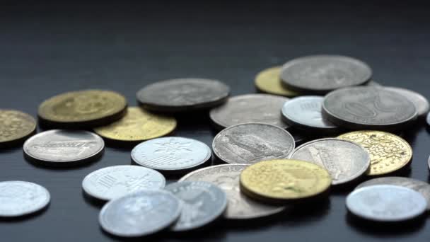 Monedas cayendo sobre una mesa - Imágenes, Vídeo