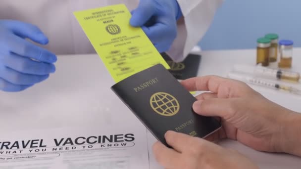 旅行前に予防接種の国際証明書を取得する - 映像、動画