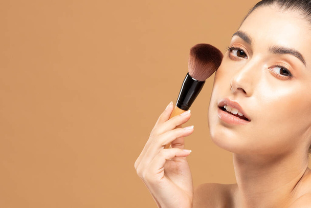 Belleza mujer asiática sostener maquillaje cepillo y alegre con maquillaje cepillo - Foto, imagen