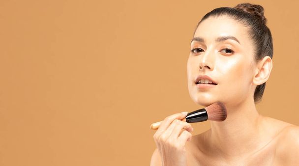 Schönheit asiatische Frau halten Make-up Pinsel und fröhlich mit Make-up Pinsel - Foto, Bild