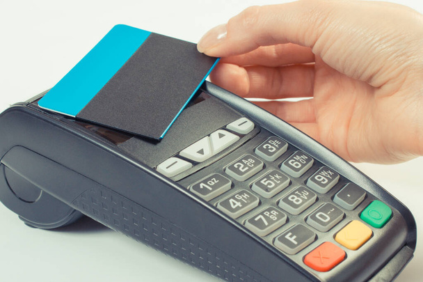 Kadının eli erişimi olmayan kredi kartıyla ödeme terminalini kullanıyor. Nakitsiz ödemeler için. - Fotoğraf, Görsel