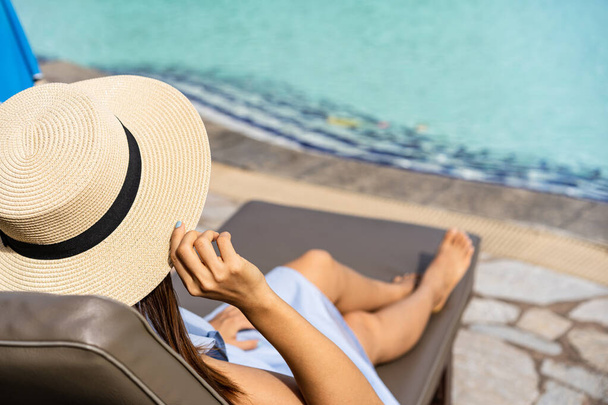 Giovane viaggiatore donna godendo di una vacanza estiva in piscina in località tropicale vicino alla spiaggia, concetto di stile di vita di viaggio - Foto, immagini