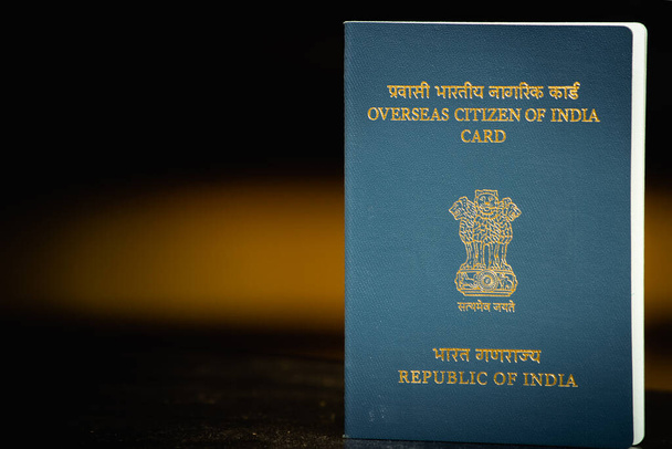 Blick auf die Overseas Citizen of India Card, die an nicht ansässige Inder ausgegeben wird. Reisedokument, - Foto, Bild