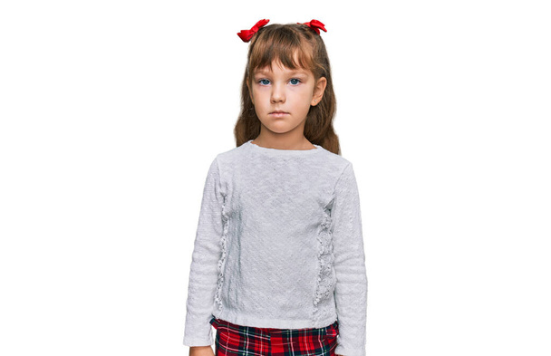 Petite fille caucasienne enfant portant des vêtements décontractés détendue avec une expression sérieuse sur le visage. simple et naturel regardant la caméra.  - Photo, image