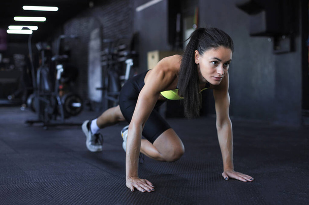 Beautiful muscular fit woman exercising building muscles - Foto, imagen