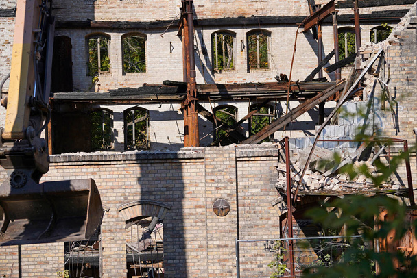 Demolição do edifício de armazenamento do complexo Boellberger Mill em Halle  - Foto, Imagem