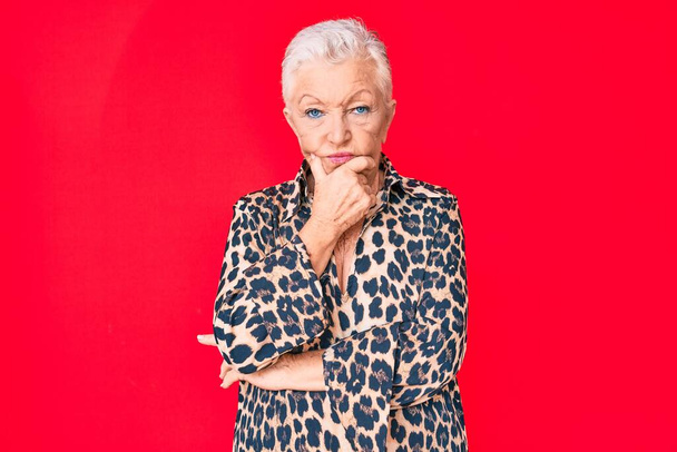 Ältere schöne Frau mit blauen Augen und grauen Haaren trägt lässig und modern Leoparden Animal Print Shirt denken müde und gelangweilt mit Depressionen Probleme mit verschränkten Armen.  - Foto, Bild