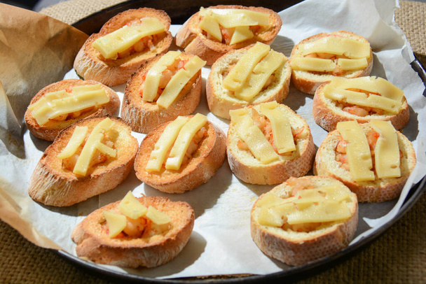 Croutons de comida de dedo italiano com queijo e bacon - Foto, Imagem