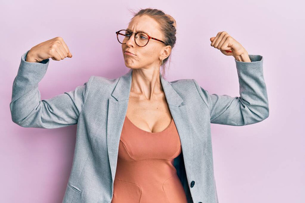 Krásná běloška v pracovní bundě a brýlích s hrdým úsměvem na ramena. fitness koncept.  - Fotografie, Obrázek
