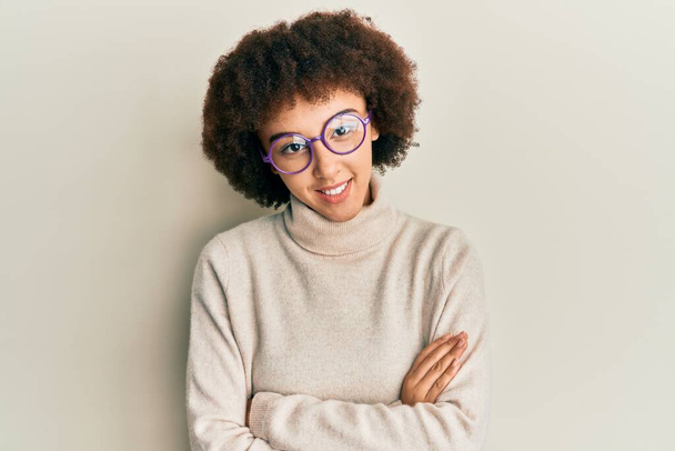 Menina hispânica jovem vestindo roupas casuais e óculos rosto feliz sorrindo com braços cruzados olhando para a câmera. pessoa positiva.  - Foto, Imagem