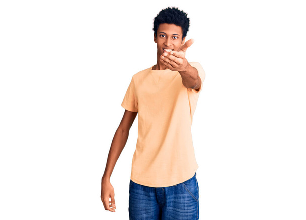 Junger afrikanisch-amerikanischer Mann in lässiger Kleidung lächelt freundlich und reicht zur Begrüßung Handschlag. Erfolgreiches Geschäft.  - Foto, Bild